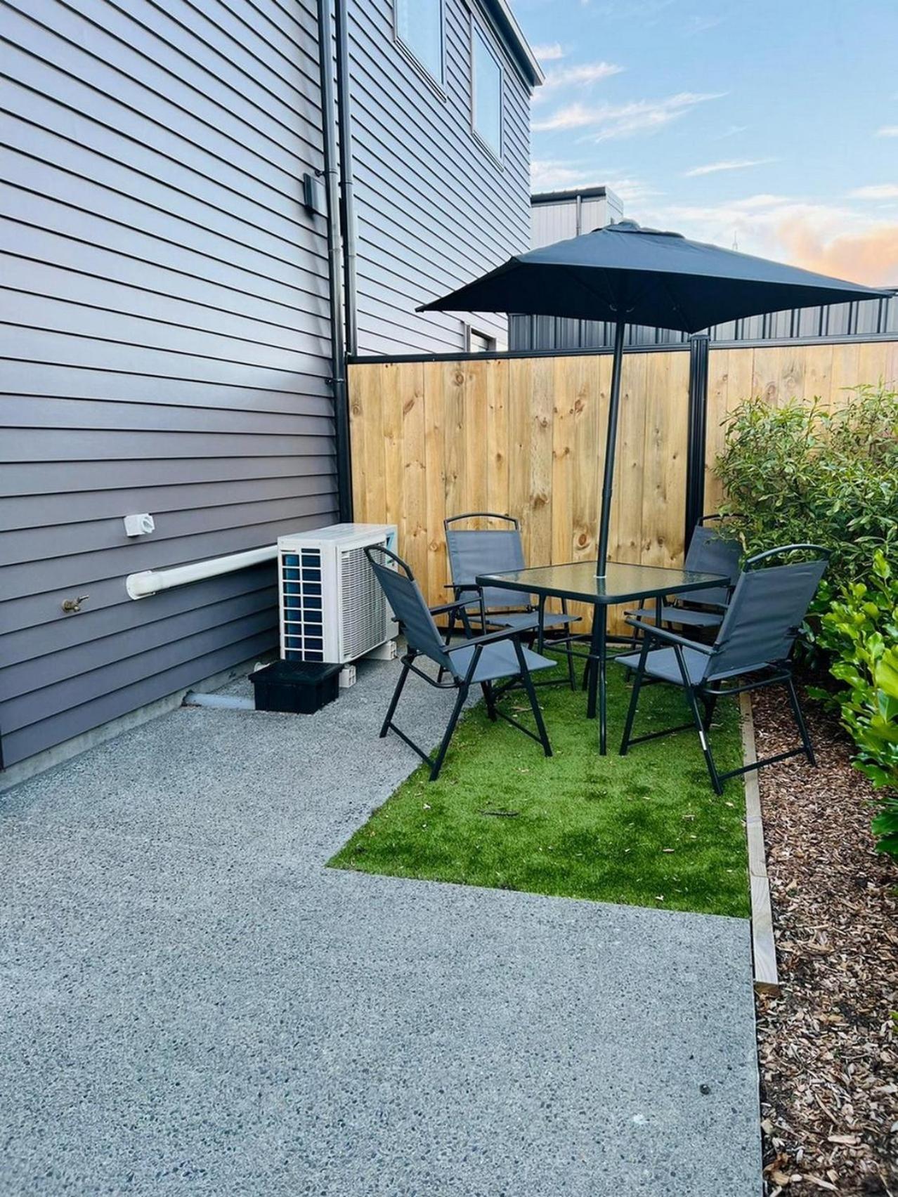Central Modern 3-Bedroom,3- Bathroom House With Patio And Carpark- Lower Hutt City Centre Eksteriør billede