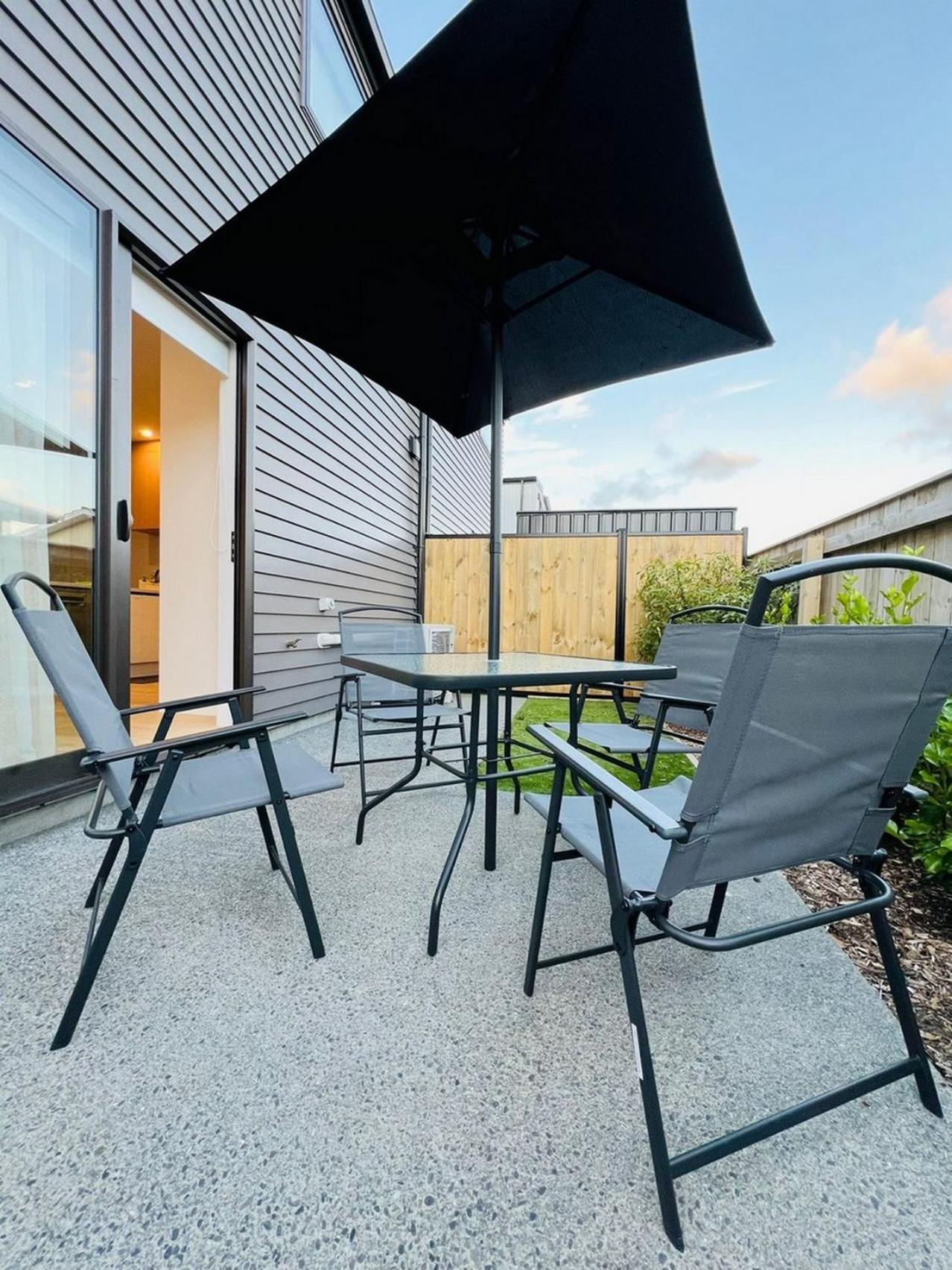 Central Modern 3-Bedroom,3- Bathroom House With Patio And Carpark- Lower Hutt City Centre Eksteriør billede
